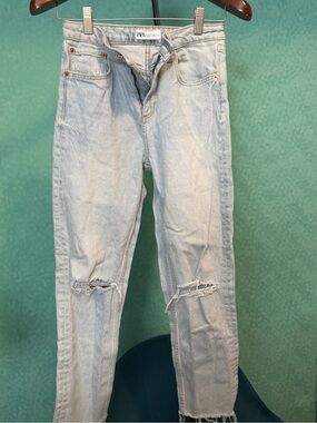 👖✨Zara Light Wash Ripped High-Rise Women’s Jeans